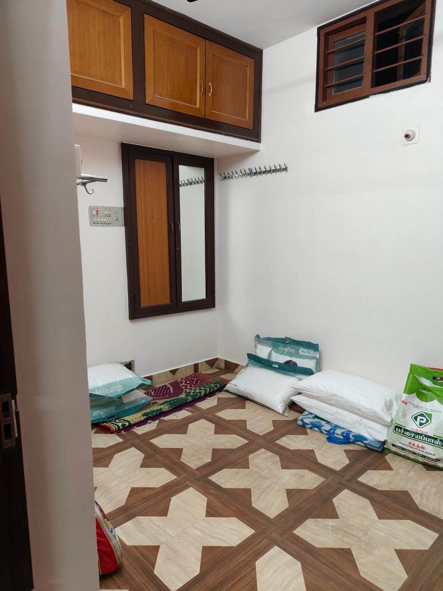 Guru Krupa Home Stay Tiruvannāmalai Exteriör bild