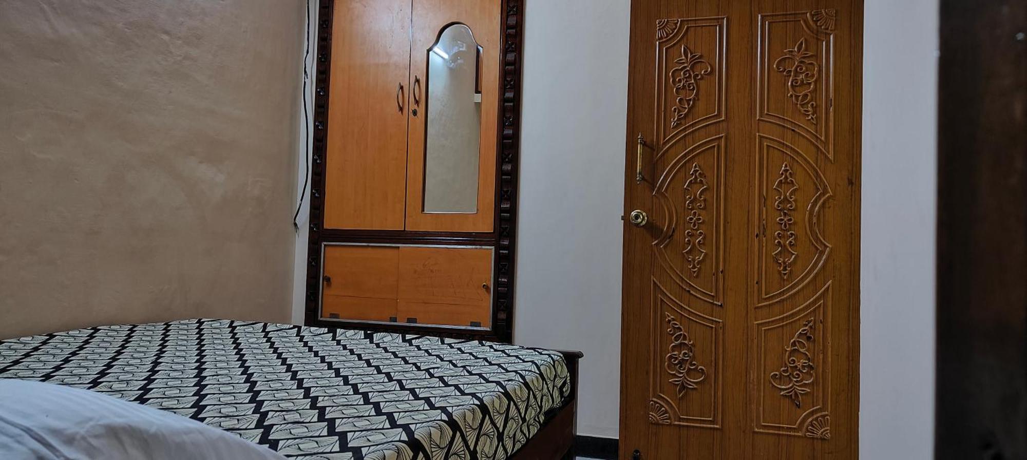 Guru Krupa Home Stay Tiruvannāmalai Exteriör bild